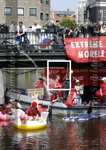 Amsterdam 19 juni 2025
Extinction Rebellion is een internationale, activistische beweging die zich verzet tegen klimaatverandering en het verlies van biodiversiteit. Ze hebben met boten twee bruggen op de grachten geblokkeerd . Meerdere rondvaartboten konden er niet door . Op die boten zaten oa Michael v Gerwen Won Yip irene v d Laar Martijn Koolhoven David Bijlsma en Carolien ter Linden