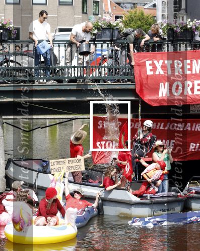 Amsterdam 19 juni 2025
Extinction Rebellion is een internationale, activistische beweging die zich verzet tegen klimaatverandering en het verlies van biodiversiteit. Ze hebben met boten twee bruggen op de grachten geblokkeerd . Meerdere rondvaartboten konden er niet door . Op die boten zaten oa Michael v Gerwen Won Yip irene v d Laar Martijn Koolhoven David Bijlsma en Carolien ter Linden