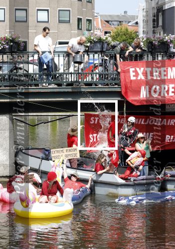 Amsterdam 19 juni 2025
Extinction Rebellion is een internationale, activistische beweging die zich verzet tegen klimaatverandering en het verlies van biodiversiteit. Ze hebben met boten twee bruggen op de grachten geblokkeerd . Meerdere rondvaartboten konden er niet door . Op die boten zaten oa Michael v Gerwen Won Yip irene v d Laar Martijn Koolhoven David Bijlsma en Carolien ter Linden