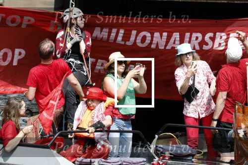 Amsterdam 19 juni 2025
Extinction Rebellion is een internationale, activistische beweging die zich verzet tegen klimaatverandering en het verlies van biodiversiteit. Ze hebben met boten twee bruggen op de grachten geblokkeerd . Meerdere rondvaartboten konden er niet door . Op die boten zaten oa Michael v Gerwen Won Yip irene v d Laar Martijn Koolhoven David Bijlsma en Carolien ter Linden