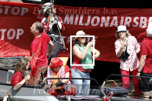 Amsterdam 19 juni 2025
Extinction Rebellion is een internationale, activistische beweging die zich verzet tegen klimaatverandering en het verlies van biodiversiteit. Ze hebben met boten twee bruggen op de grachten geblokkeerd . Meerdere rondvaartboten konden er niet door . Op die boten zaten oa Michael v Gerwen Won Yip irene v d Laar Martijn Koolhoven David Bijlsma en Carolien ter Linden