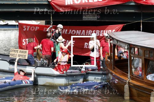 Amsterdam 19 juni 2025
Extinction Rebellion is een internationale, activistische beweging die zich verzet tegen klimaatverandering en het verlies van biodiversiteit. Ze hebben met boten twee bruggen op de grachten geblokkeerd . Meerdere rondvaartboten konden er niet door . Op die boten zaten oa Michael v Gerwen Won Yip irene v d Laar Martijn Koolhoven David Bijlsma en Carolien ter Linden