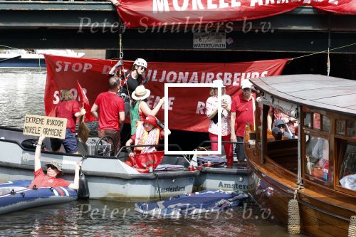 Amsterdam 19 juni 2025
Extinction Rebellion is een internationale, activistische beweging die zich verzet tegen klimaatverandering en het verlies van biodiversiteit. Ze hebben met boten twee bruggen op de grachten geblokkeerd . Meerdere rondvaartboten konden er niet door . Op die boten zaten oa Michael v Gerwen Won Yip irene v d Laar Martijn Koolhoven David Bijlsma en Carolien ter Linden