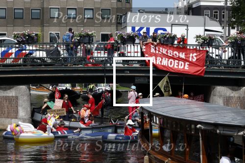 Amsterdam 19 juni 2025
Extinction Rebellion is een internationale, activistische beweging die zich verzet tegen klimaatverandering en het verlies van biodiversiteit. Ze hebben met boten twee bruggen op de grachten geblokkeerd . Meerdere rondvaartboten konden er niet door . Op die boten zaten oa Michael v Gerwen Won Yip irene v d Laar Martijn Koolhoven David Bijlsma en Carolien ter Linden