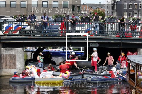 Amsterdam 19 juni 2025
Extinction Rebellion is een internationale, activistische beweging die zich verzet tegen klimaatverandering en het verlies van biodiversiteit. Ze hebben met boten twee bruggen op de grachten geblokkeerd . Meerdere rondvaartboten konden er niet door . Op die boten zaten oa Michael v Gerwen Won Yip irene v d Laar Martijn Koolhoven David Bijlsma en Carolien ter Linden