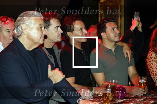 Amsterdam 1 juni 2025
Rene Froger krijgt na de laatste toppers in concert een koninklijke onderscheiding in de Johan Cruyff arena . Ook de andere toopers Jan Smit Gerard Joling en Jeroen v d Boom waren natuurlijk aanwezig.