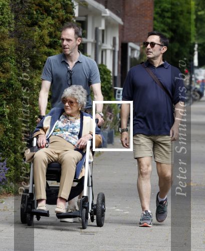 Amsterdam 19 juni 2025
Hansje Boonstra Raatjes met haar begeleiders in amsterdam zuid . Haar man Cor Boonstra is onlangs overleden .