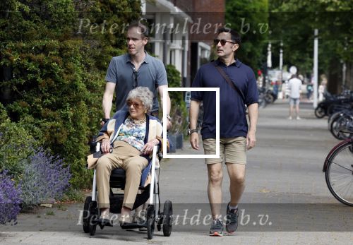 Amsterdam 19 juni 2025
Hansje Boonstra Raatjes met haar begeleiders in amsterdam zuid . Haar man Cor Boonstra is onlangs overleden .