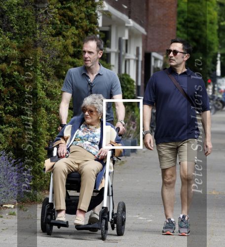 Amsterdam 19 juni 2025
Hansje Boonstra Raatjes met haar begeleiders in amsterdam zuid . Haar man Cor Boonstra is onlangs overleden .
