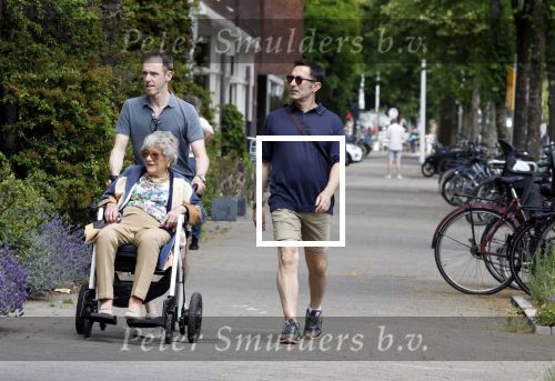 Amsterdam 19 juni 2025
Hansje Boonstra Raatjes met haar begeleiders in amsterdam zuid . Haar man Cor Boonstra is onlangs overleden .