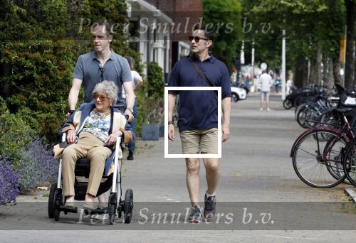 Amsterdam 19 juni 2025
Hansje Boonstra Raatjes met haar begeleiders in amsterdam zuid . Haar man Cor Boonstra is onlangs overleden .