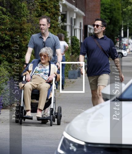 Amsterdam 19 juni 2025
Hansje Boonstra Raatjes met haar begeleiders in amsterdam zuid . Haar man Cor Boonstra is onlangs overleden .