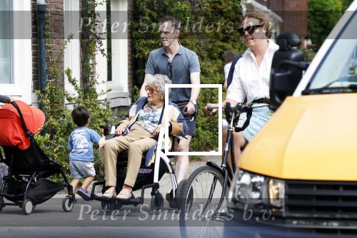 Amsterdam 19 juni 2025
Hansje Boonstra Raatjes met haar begeleiders in amsterdam zuid . Haar man Cor Boonstra is onlangs overleden .