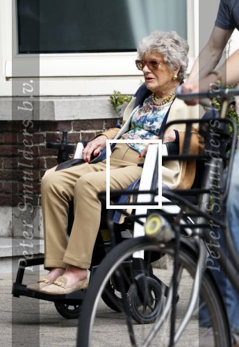 Amsterdam 19 juni 2025
Hansje Boonstra Raatjes met haar begeleiders in amsterdam zuid . Haar man Cor Boonstra is onlangs overleden .
