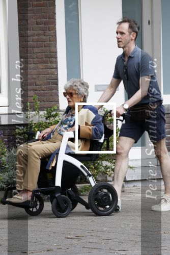 Amsterdam 19 juni 2025
Hansje Boonstra Raatjes met haar begeleiders in amsterdam zuid . Haar man Cor Boonstra is onlangs overleden .