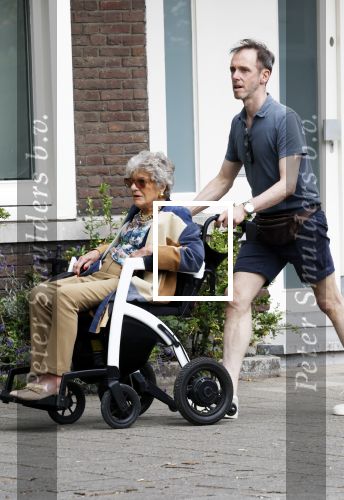 Amsterdam 19 juni 2025
Hansje Boonstra Raatjes met haar begeleiders in amsterdam zuid . Haar man Cor Boonstra is onlangs overleden .
