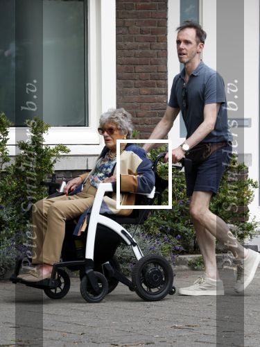 Amsterdam 19 juni 2025
Hansje Boonstra Raatjes met haar begeleiders in amsterdam zuid . Haar man Cor Boonstra is onlangs overleden .