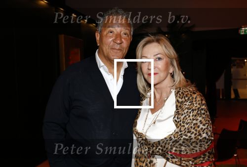 Amsterdam 1 juni 2025
Rene Froger krijgt na de laatste toppers in concert een koninklijke onderscheiding in de Johan Cruyff arena . Henk ten Cate met vrouw