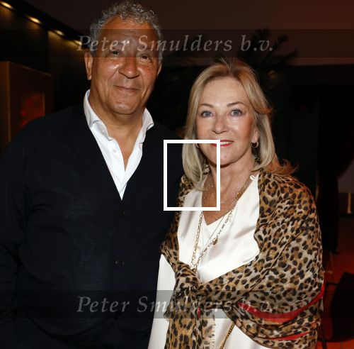 Amsterdam 1 juni 2025
Rene Froger krijgt na de laatste toppers in concert een koninklijke onderscheiding in de Johan Cruyff arena . Henk ten Cate met vrouw