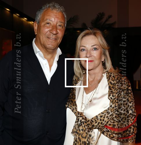 Amsterdam 1 juni 2025
Rene Froger krijgt na de laatste toppers in concert een koninklijke onderscheiding in de Johan Cruyff arena . Henk ten Cate met vrouw