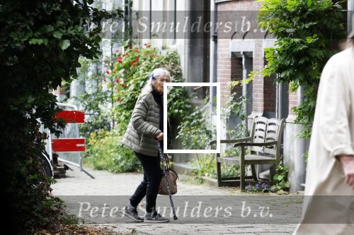 Amsterdam 10 juni 2025
Jeroen Krabbe en Herma Krabbe komen thuis van boodschappen doen . Herma begint meteen een bankje schoon te maken .