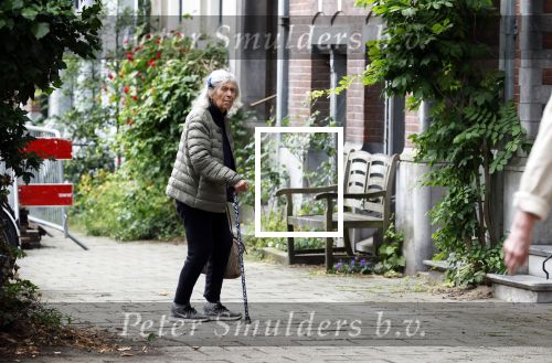 Amsterdam 10 juni 2025
Jeroen Krabbe en Herma Krabbe komen thuis van boodschappen doen . Herma begint meteen een bankje schoon te maken .