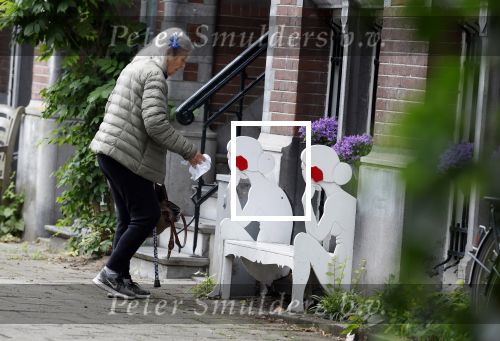Amsterdam 10 juni 2025
Jeroen Krabbe en Herma Krabbe komen thuis van boodschappen doen . Herma begint meteen een bankje schoon te maken .