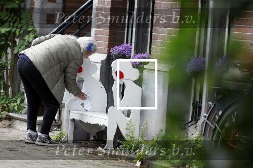 Amsterdam 10 juni 2025
Jeroen Krabbe en Herma Krabbe komen thuis van boodschappen doen . Herma begint meteen een bankje schoon te maken .
