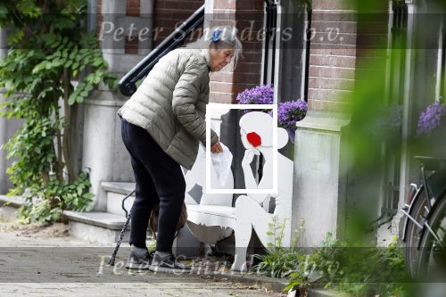 Amsterdam 10 juni 2025
Jeroen Krabbe en Herma Krabbe komen thuis van boodschappen doen . Herma begint meteen een bankje schoon te maken .
