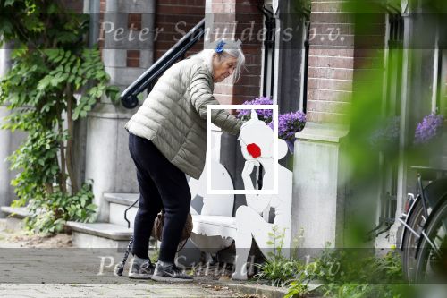 Amsterdam 10 juni 2025
Jeroen Krabbe en Herma Krabbe komen thuis van boodschappen doen . Herma begint meteen een bankje schoon te maken .