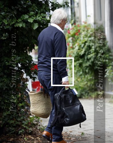 Amsterdam 10 juni 2025
Jeroen Krabbe en Herma Krabbe komen thuis van boodschappen doen . Herma begint meteen een bankje schoon te maken .