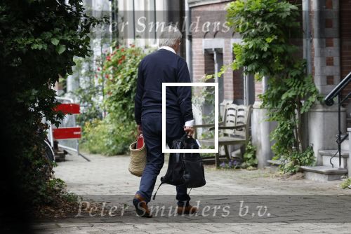 Amsterdam 10 juni 2025
Jeroen Krabbe en Herma Krabbe komen thuis van boodschappen doen . Herma begint meteen een bankje schoon te maken .