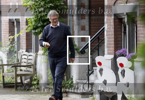 Amsterdam 10 juni 2025
Jeroen Krabbe en Herma Krabbe komen thuis van boodschappen doen . Herma begint meteen een bankje schoon te maken .