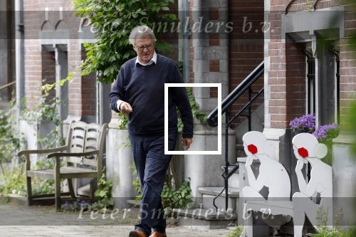 Amsterdam 10 juni 2025
Jeroen Krabbe en Herma Krabbe komen thuis van boodschappen doen . Herma begint meteen een bankje schoon te maken .