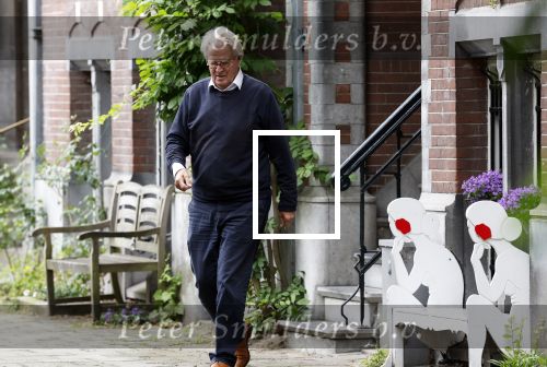 Amsterdam 10 juni 2025
Jeroen Krabbe en Herma Krabbe komen thuis van boodschappen doen . Herma begint meteen een bankje schoon te maken .