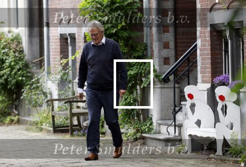 Amsterdam 10 juni 2025
Jeroen Krabbe en Herma Krabbe komen thuis van boodschappen doen . Herma begint meteen een bankje schoon te maken .