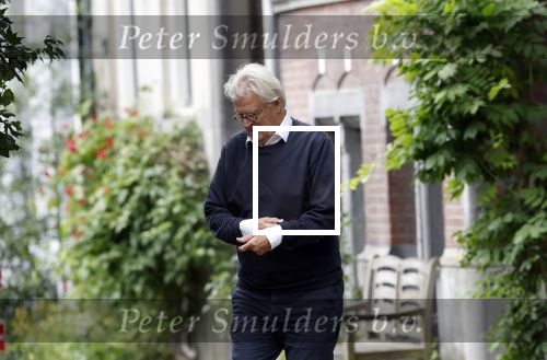 Amsterdam 10 juni 2025
Jeroen Krabbe en Herma Krabbe komen thuis van boodschappen doen . Herma begint meteen een bankje schoon te maken .