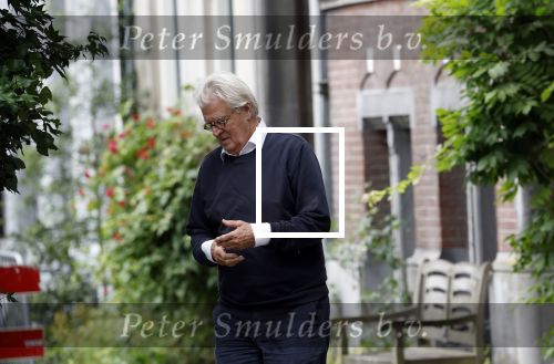 Amsterdam 10 juni 2025
Jeroen Krabbe en Herma Krabbe komen thuis van boodschappen doen . Herma begint meteen een bankje schoon te maken .