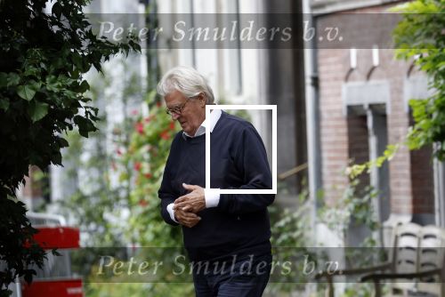 Amsterdam 10 juni 2025
Jeroen Krabbe en Herma Krabbe komen thuis van boodschappen doen . Herma begint meteen een bankje schoon te maken .