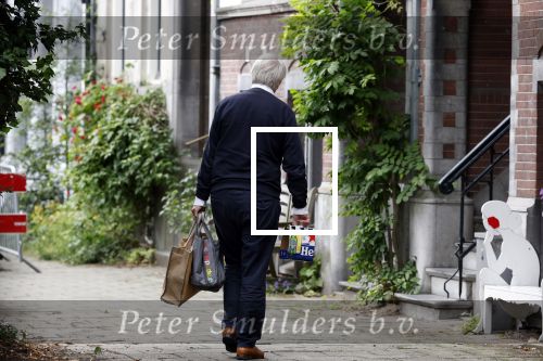 Amsterdam 10 juni 2025
Jeroen Krabbe en Herma Krabbe komen thuis van boodschappen doen . Herma begint meteen een bankje schoon te maken .
