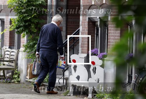 Amsterdam 10 juni 2025
Jeroen Krabbe en Herma Krabbe komen thuis van boodschappen doen . Herma begint meteen een bankje schoon te maken .