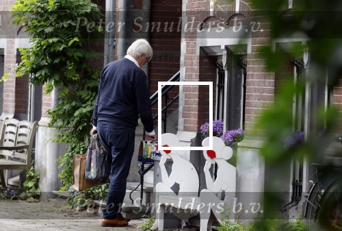 Amsterdam 10 juni 2025
Jeroen Krabbe en Herma Krabbe komen thuis van boodschappen doen . Herma begint meteen een bankje schoon te maken .