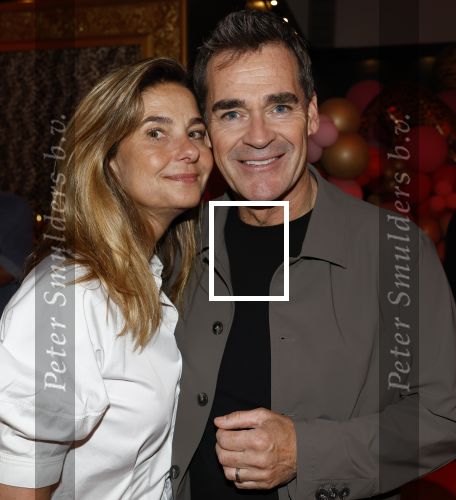 Amsterdam 1 juni 2025
Rene Froger krijgt na de laatste toppers in concert een koninklijke onderscheiding in de Johan Cruyff arena . Jeroen v d Boom en zijn vrouw Dany