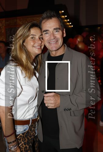 Amsterdam 1 juni 2025
Rene Froger krijgt na de laatste toppers in concert een koninklijke onderscheiding in de Johan Cruyff arena . Jeroen v d Boom en zijn vrouw Dany