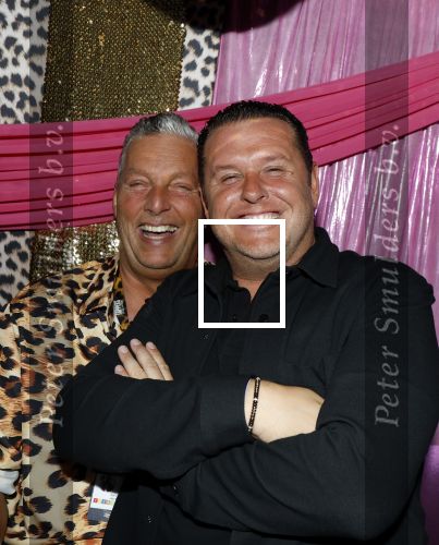 Amsterdam 1 juni 2025
Rene Froger krijgt na de laatste toppers in concert een koninklijke onderscheiding in de Johan Cruyff arena . De hele familike van Rene en Natasja is aanwezig . Natacha Danny Froger ( met vrouw) Didier Froger(met vriendin) en Maxim Froger (met vriendin) Ook Gerard Joling Jeroen v d Boom en Jan Smit waren natuurlijk aanwezig. JOHN WEST EN COOR ( OOM JAN SMIT)