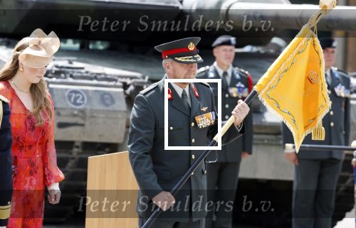Amersfoort 18 juni 2023
Koning Willem Alexander en Prinses Amalia aanwezig bij de nieuwe standaard die overhandigt zal worden aan het Regiment Huzaren Prinses Catharina-Amalia op de Prins Bernhardkazerne. Het is de eerste keer nadat Prinses Amalia haar arm gebroken heeft na val van het paard .