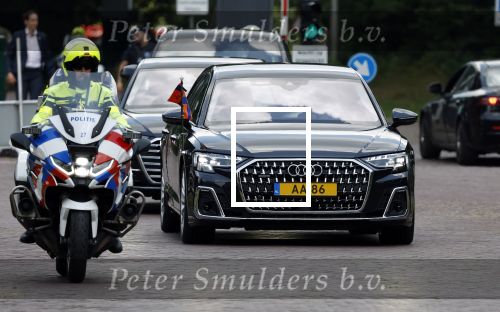 Amersfoort 18 juni 2023
Koning Willem Alexander en Prinses Amalia aanwezig bij de nieuwe standaard die overhandigt zal worden aan het Regiment Huzaren Prinses Catharina-Amalia op de Prins Bernhardkazerne. Het is de eerste keer nadat Prinses Amalia haar arm gebroken heeft na val van het paard . Koning Willem Alexander heeft nieuwe verlengde audi A8