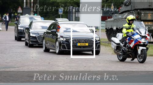 Amersfoort 18 juni 2023
Koning Willem Alexander en Prinses Amalia aanwezig bij de nieuwe standaard die overhandigt zal worden aan het Regiment Huzaren Prinses Catharina-Amalia op de Prins Bernhardkazerne. Het is de eerste keer nadat Prinses Amalia haar arm gebroken heeft na val van het paard . Koning Willem Alexander heeft nieuwe verlengde audi A8