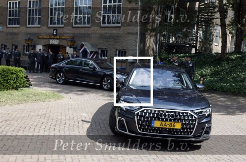Amersfoort 18 juni 2023
Koning Willem Alexander en Prinses Amalia aanwezig bij de nieuwe standaard die overhandigt zal worden aan het Regiment Huzaren Prinses Catharina-Amalia op de Prins Bernhardkazerne. Het is de eerste keer nadat Prinses Amalia haar arm gebroken heeft na val van het paard . Koning Willem Alexander heeft nieuwe verlengde audi A8