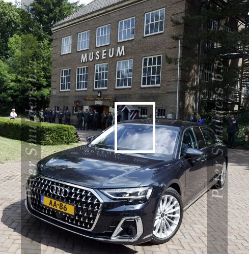 Amersfoort 18 juni 2023
Koning Willem Alexander en Prinses Amalia aanwezig bij de nieuwe standaard die overhandigt zal worden aan het Regiment Huzaren Prinses Catharina-Amalia op de Prins Bernhardkazerne. Het is de eerste keer nadat Prinses Amalia haar arm gebroken heeft na val van het paard . Koning Willem Alexander heeft nieuwe verlengde audi A8